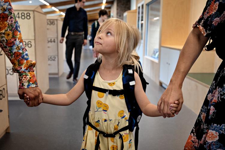 Mathilde Sønderbæk Nilsson på fem et halvt havde både sin mor og far med på første skoledag. Foto: Martin Lehmann