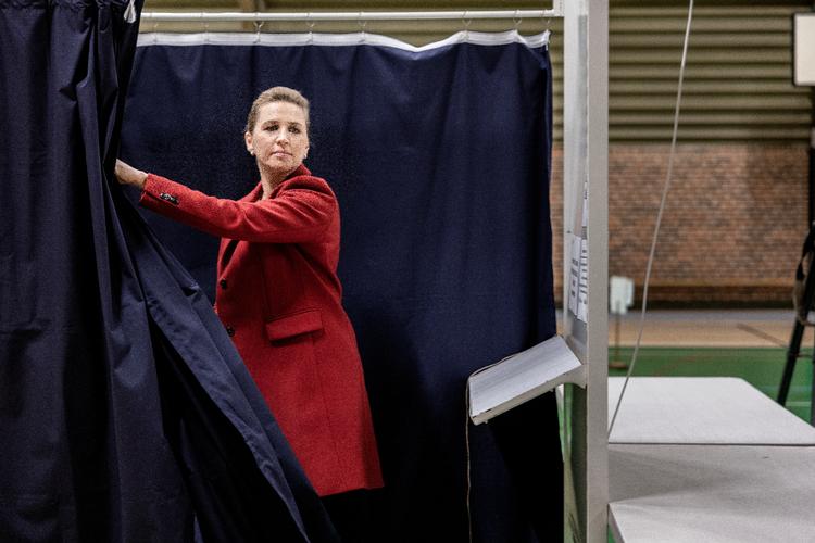 Udmeldingen fra Mette Frederiksen kommer i en tid, hvor Socialdemokratiet rasler ned i meningsmålingerne og efterlader sig et historisk dårligt Europaparlamentsvalg med kun 15,6 af stemmerne.. Billedet er fra folketingsvalget i 2022. Foto: Mads Nissen