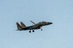 Et israelsk F-15-kampfly lægger an til landing. USA har givet Israel mulighed for atkøbe yderligere fly af denne type for næsten 19 milliarder dollar, hvilket svarer til 198 milliarder danske kroner. Foto: Ohad Zwigenberg/Ritzau Scanpix