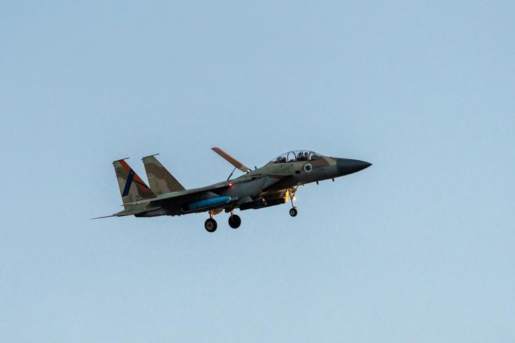 Et israelsk F-15-kampfly lægger an til landing. USA har givet Israel mulighed for atkøbe yderligere fly af denne type for næsten 19 milliarder dollar, hvilket svarer til 198 milliarder danske kroner. Foto: Ohad Zwigenberg/Ritzau Scanpix