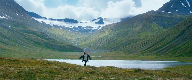 'Svanen' er en poetisk, flagrende fortælling, der ikke er bange for at flette mytiske islandske tråde ind i filmen. Foto: Still fra filmen