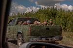 Et ukrainsk militærkøretøj fragter russiske krigsfanger fra Kursk-regionen tilbage til Ukraines Sumy-region 13. august. Foto: Roman Pilipey/Ritzau Scanpix