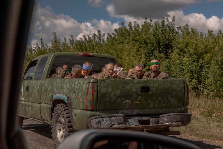 Et ukrainsk militærkøretøj fragter russiske krigsfanger fra Kursk-regionen tilbage til Ukraines Sumy-region 13. august. Foto: Roman Pilipey/Ritzau Scanpix
