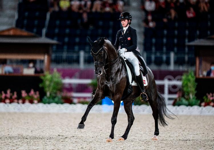 Carina Cassøe Krüth har på hesten Heilines Danciera vundet VM-guld og EM-bronze med landsholdet i dressur. Her ses parret i finalen ved OL i Tokyo. I denne uge satte rideforbundet hende af landsholdet. I forvejen har dressurrytteren Andreas Helgstrand et års karantæne fra landsholdet.  Foto: Tariq Mikkel Khan