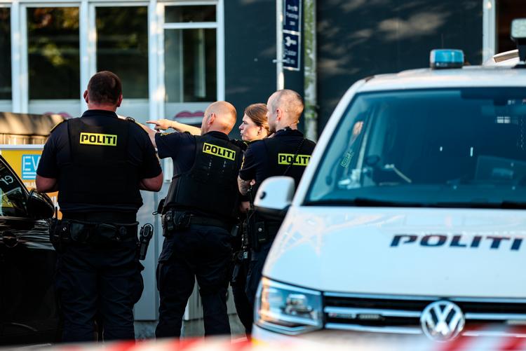Tirsdag i sidste uge kastede en 24-årig mand og en 24-årig kvinde ifølge politiet en håndgranat ind i en kiosk på Hans Knudsens Plads på Østerbro i København.  Foto: Steven Knap/Ritzau Scanpix