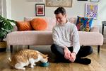 Meatlys direktør, Owen Ensor, med katten Lamu. Meatlys kunstige kyllingekød er kun godkendt til dyrefoder, men det kunne sagtens spises af mennesker, siger han. Foto: Harriet Constable