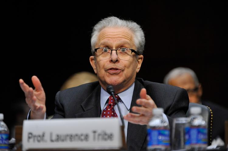 Laurence Tribe er professor ved Harvard og har tidligere undervist nogle af de dommere, der nu er udpeget af Donald Trump til at sidde i USA's højesteret. Her er han fotograferet tidligere ved en høring om et forslag om at begrænse vold som følge af våben.  Foto: Jay Mallin/Ritzau Scanpix