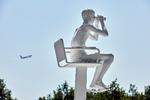 Det smukke kunstværk 'Livredderen' af den dansk-norske kunstnerduo Elmgreen &amp; Dragset står foran Vestamager Svømmehal.  PR foto Torben Petersen