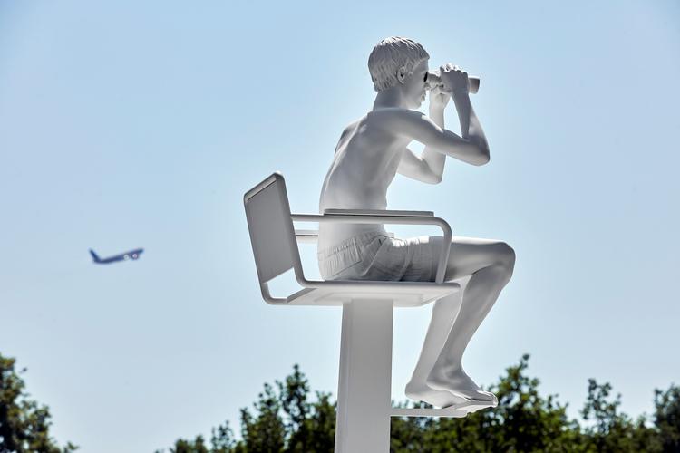 Det smukke kunstværk 'Livredderen' af den dansk-norske kunstnerduo Elmgreen &amp; Dragset står foran Vestamager Svømmehal.  PR foto Torben Petersen