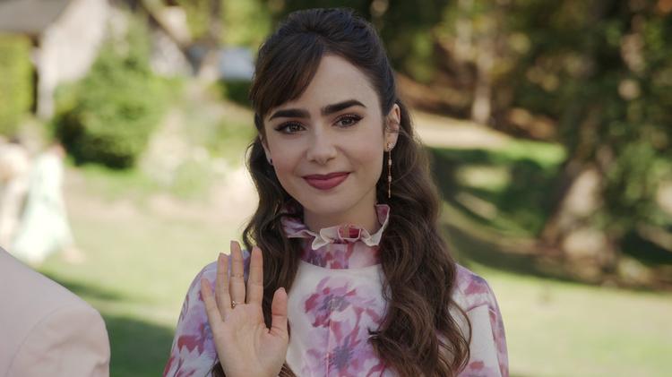 Lily Collins har fået flere franske manerer i skikkelse af den ærkeamerikanske Emily i fjerde sæson af Netflix' kitchede kultserie 'Emily in Paris'. 
