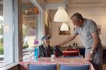 I Høkerens cafe skænker Ole Toftegaard op for Kirsten Turin, der sidste år kunne fejre 60 års jubilæum som sommerhusgæst i Venslev.  Foto: Signe Lægsgaard