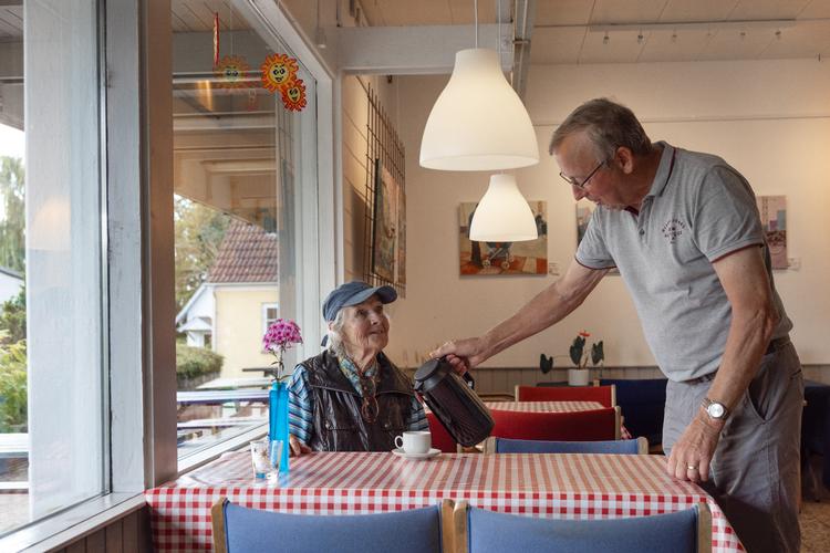 I Høkerens cafe skænker Ole Toftegaard op for Kirsten Turin, der sidste år kunne fejre 60 års jubilæum som sommerhusgæst i Venslev.  Foto: Signe Lægsgaard