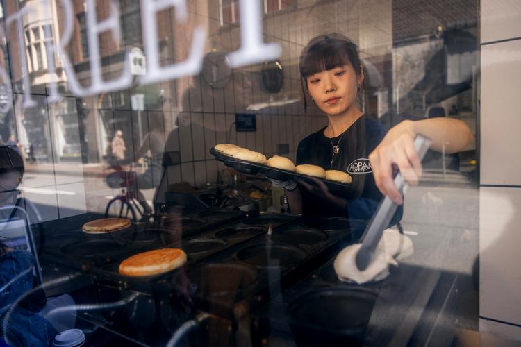 Hotteok var nærmest en nationalspise i Sydkorea, indtil myndighederne fjernede en masse madboder i forbindelse med OL i Seoul i 1988. Nu har en ny generation opdaget gadesnacken.  Foto: Nicolai West