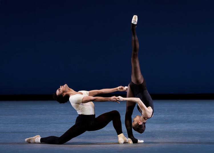 Mageløs pardans af Taylor Stanley og Unity Phelan i 'Stravinsky Violin Concerto'. At Stanley var en af de få dansere med anden etnicitet, tyder på, at kompagniet stadig har noget at indhente, hvad diversitet angår.  Foto: Erin Baiano