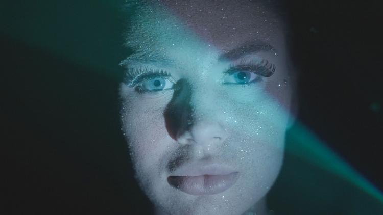 »Mit liv har ikke udviklet sig på nogen som helst måde, som jeg gerne vil have«, siger Simona, glasklar midt i stoftågerne, her 8 år efter at vi mødte hende første gang. Da var hun 16 år. Foto: DR