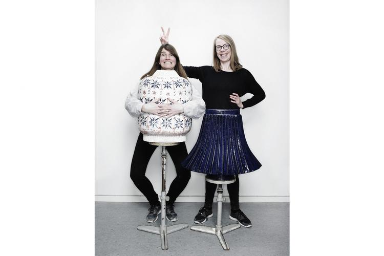 Karen Kjældgård-Larsen (tv.) udgør sammen med Tine Broksø duoen Claydies. Her står de sammen med deres keramiske skulpturer, der ligner beklædningsgenstande.  Foto: Claydies