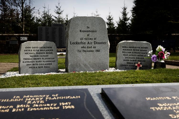 Romanen er grundig i sin tidsportræt og lægger ud med en mindegudstjeneste for ofrene for Lockerbie-attentatet. På kirkegården udenfor Lockerbie er der lavet en mindesten for de mennesker, som mistede livet i forbindelse med flykatastrofen.   Foto: Gregers Tycho