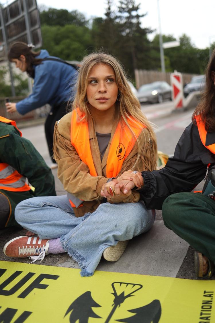 Anja Windl fotograferet under en protest i Wien i maj 2024. Foto: Letze Generation  