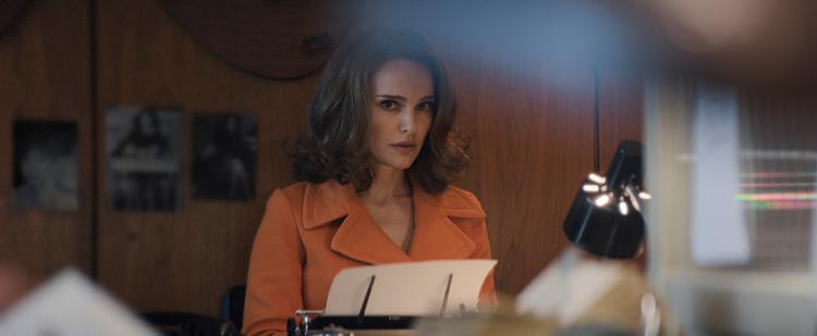 Natalie Portman spiller den jødiske husmor Maddie Schwarz, der forlader mand og søn for at blive journalist og skrive om to mærkeligt forbundne mord. Foto: Apple TV +