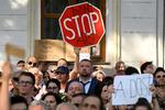 'Dont stop art', lyder sloganet på et skilt til tirsdagens demonstration mod Slovakiets kulturminister. Foto: Radovan Stoklasa/Ritzau Scanpix