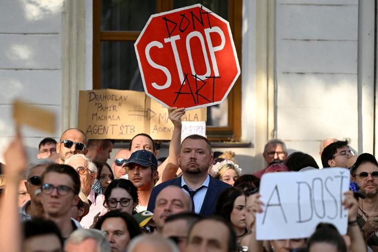 'Dont stop art', lyder sloganet på et skilt til tirsdagens demonstration mod Slovakiets kulturminister. Foto: Radovan Stoklasa/Ritzau Scanpix