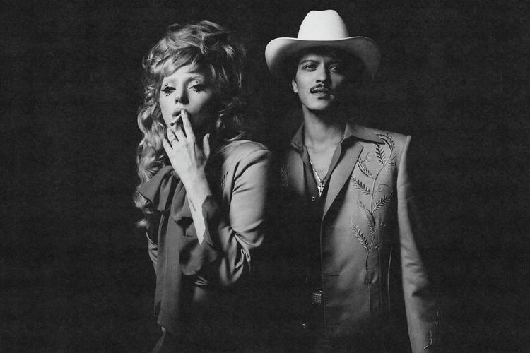 Lady Gaga har lokket Bruno Mars i studiet og hen til klaveret. Det er tid til en ballade! Foto: John Esparza