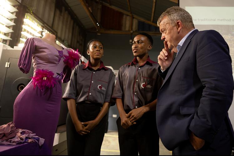Lars Løkke møder studerende på Ghanas institut for design og teknologi. De to unge til venstre har skabt ud af gammelt genbrugstøj.  Foto: Finn Frandsen
