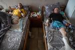 En uge blev det til ved fronten i den russiske Kursk-region, før soldaterne Andrij (t.v.) og Vitalij måtte evakueres derfra.
»Vores bil brød sammen, så vi måtte vente på at få hjælp. Det er ikke alt, jeg kan huske. Jeg ved ikke, om vi blev angrebet af en drone, artilleri eller mortergranater. Jeg håber Kursk-operationen holder. Men konsekvenserne vil vise sig, for vi mangler mænd og isenkram. Det er derfor russerne avancerer så hurtigt andre steder,« lyder det fra sygesengen fra 39-årige Vitalij. 
 Foto: Thea Pedersen