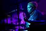Under dette års jazzfestival i København gav den amerikanske bassist og sangerinde Meshell Ndegeocello koncert på Bremen Teater. Foto: Martin Rosenauer