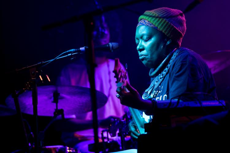 Under dette års jazzfestival i København gav den amerikanske bassist og sangerinde Meshell Ndegeocello koncert på Bremen Teater. Foto: Martin Rosenauer