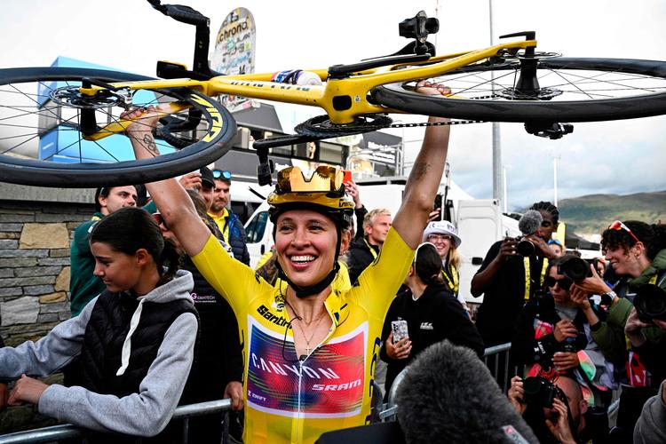 Polske Katarzyna Niewiadoma er en overraskende vinder af kvindernes Tour de France. Foto: Julien de Rosa/Ritzau Scanpix