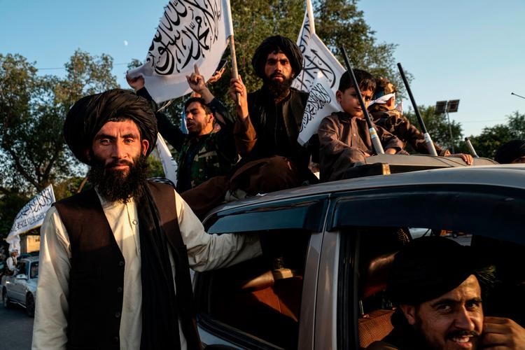 Taliban security personnel ride a vehicle in front of the former US Embassy as they celebrate the third anniversary of Taliban takeover of Afghanistan in Kabul on August 14, 2024. Afghanistan's Taliban rulers celebrated three years in power on August 14 with a military parade paying homage to their homemade bombs used in war, fighter aircraft and goose-stepping security forces. (Photo by Wakil KOHSAR / AFP) Foto: Wakil Kohsar/Ritzau Scanpix
