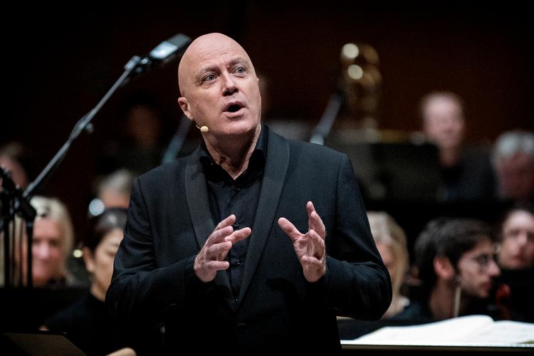 Når Henrik Engelbrecht introducerer en opera, kan man næsten ikke undgå at blive grebet af historien.  Foto: Finn Frandsen