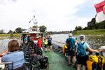 Fra påske til oktober transporterer småfærger cyklister og fodgængere over Rhinen. Her ved Reeserschanz.​ Foto: Karin Møller-Olsen