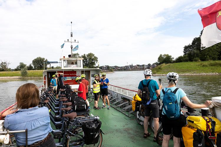 Fra påske til oktober transporterer småfærger cyklister og fodgængere over Rhinen. Her ved Reeserschanz.​ Foto: Karin Møller-Olsen