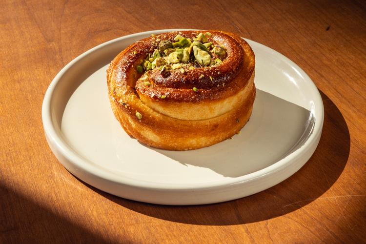 Lido elegantly juggles both sourdough and Viennese pastry, generously using Italian ingredients such as mascarpone, ricotta, parmesan, lemon, tomatoes, peaches, and pistachios. Foto: Nicolai West