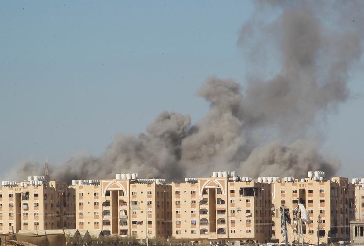 Røg over byen Khan Younis i det sydlige Gaza. Foto: Hatem Khaled/Ritzau Scanpix