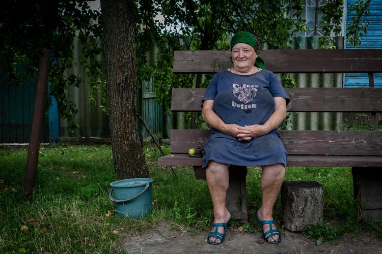 »Jeg har ikke ondt af dem (russerne, red.) derovre. De fortjener det. De har ødelagt vores huse, skudt vores mænd og dræbt vores børn. De har slået mange af os ihjel,« lyder det fra 64-årige Larissa fra byen Pisky, hvor hun har besluttet at blive trods stigning i de russiske angreb. 