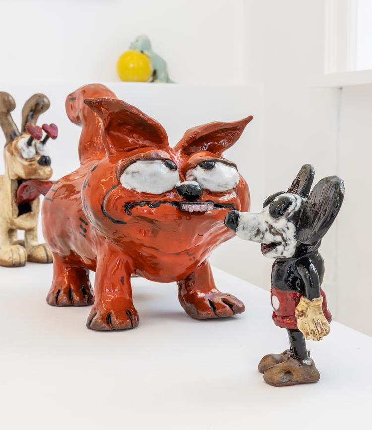 Måske for første gang i historien møder Garfield Mickey Mouse på Peach Corner. Garfield har taget en ordentlig luns af Mickeys øre.  Foto: Ole Akhøj