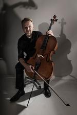 Med sit nye Bach-album viser DR's Henrik Dam Thomsen, at han er en eminent musiker på sit instrument, celloen. Foto: Per Morten Abrahamsen
