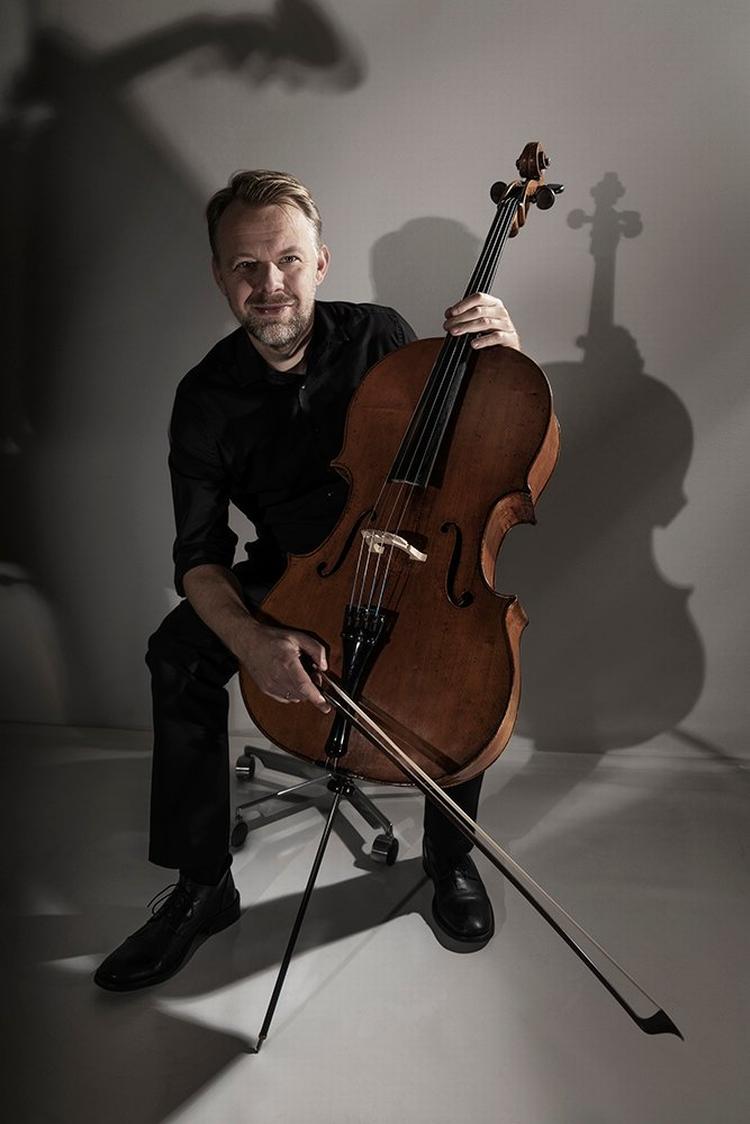 Med sit nye Bach-album viser DR's Henrik Dam Thomsen, at han er en eminent musiker på sit instrument, celloen. Foto: Per Morten Abrahamsen