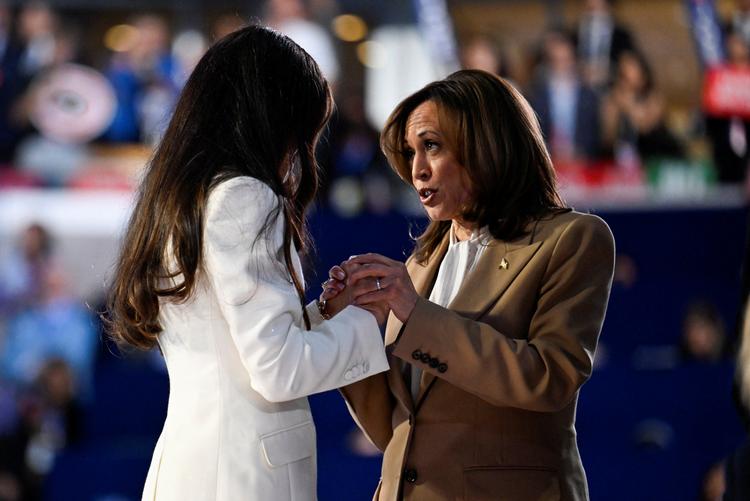 Demokraternes præsidentkandidat. Kamala Harris. taler med Ashley Biden, præsident Joe Bidens datter, på partiets konvent i Chicago.  Foto: Craig Hudson/Ritzau Scanpix