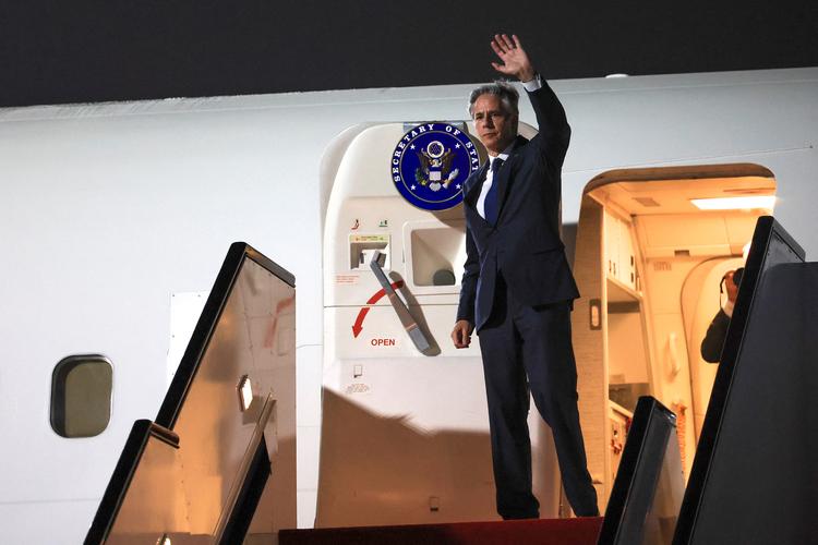 USA's udenrigsminister, Antony Blinken, vinker farvel før sin afrejse fra Qatar. Vinker han også farvel til udsigten til en fredsaftale, efter at Hamas har vendt tommelfingeren nedad? Foto: Kevin Mohatt/Ritzau Scanpix