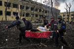 Billedet af den højgravide Iryna Kalinina, der bæres væk fra en sønderbombet fødeklink, er blevet billedet på russernes tilsyneladende målrettede angreb på sygehuse i Ukraine. Foto: Evgeniy Maloletka/Ritzau Scanpix