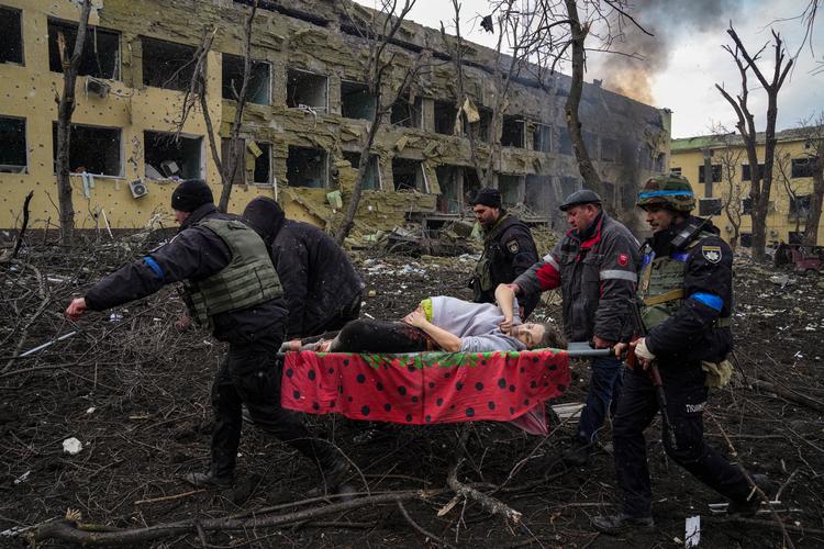 Billedet af den højgravide Iryna Kalinina, der bæres væk fra en sønderbombet fødeklink, er blevet billedet på russernes tilsyneladende målrettede angreb på sygehuse i Ukraine. Foto: Evgeniy Maloletka/Ritzau Scanpix