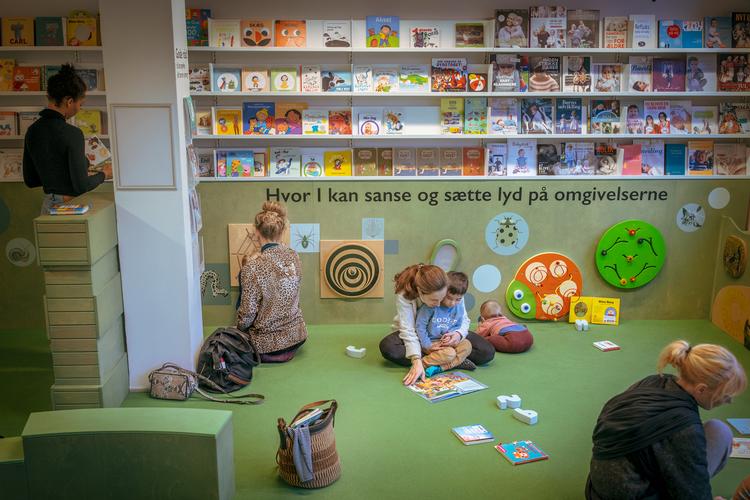 Konservative religiøse forældre i England vil have fjernet bøger med lgbt-indhold fra bibliotekerne. I Danmark er Allerød Bibliotek gået den modsatte vej og vil have mere repræsentation i deres samling. Foto: Miriam Dalsgaard
