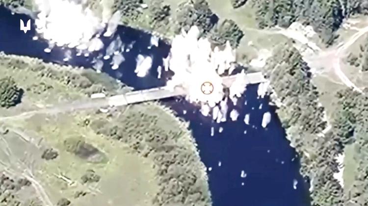 Et billede fra en drone viser, hvordan Ukraine har ramt en bro over floden Sejm. Foto: Special Forces Of Ukraine/Ritzau Scanpix