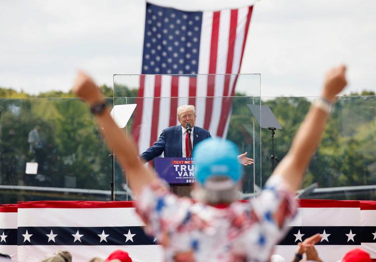 Republican presidential nominee and former U.S. President Donald Trump speaks from a bulletproof glass housing during a campaign rally, at the North Carolina Aviation Museum &amp; Hall of Fame in Asheboro, North Carolina, U.S. August 21, 2024. REUTERS/Jonathan Drake Foto: Jonathan Drake/Ritzau Scanpix