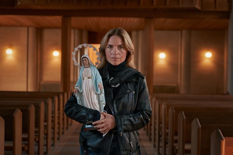 Fertilitetslægen Nana (Josephine Park) er ved at gå ud af sit gode skind over at være på barsel.  Anden sæson af 'Skruk' er god underholdning, men giver også plads til et smukt billede af et helt almindeligt uperfekt menneske. Foto: Nikolaj Tanning Rentzmann / Netflix