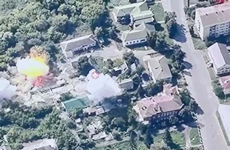 Røgfaner efter et ukrainsk angreb i Glusjkovskij-distriktet i Kursk under den offensiv, der har vakt bekymring i Kreml. Foto: Ukraine's Air Force Commander My/Ritzau Scanpix